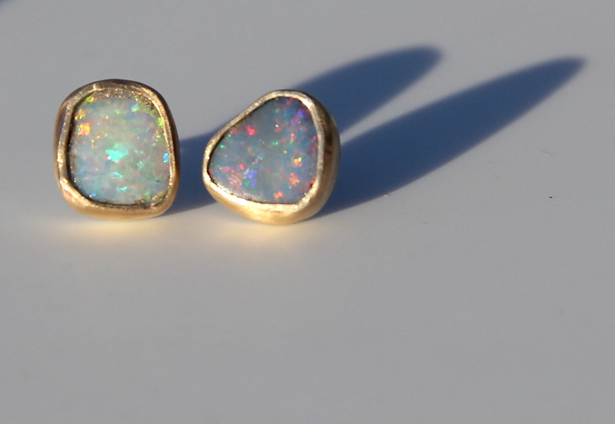 Asymmetrical Opal stud earrings in gold
