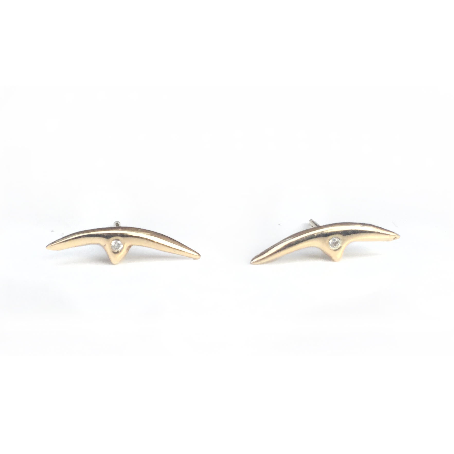 Breaker en pointe studs with pave diamonds
